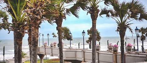 Spiaggia privata, sabbia bianca, lettini da mare, ombrelloni