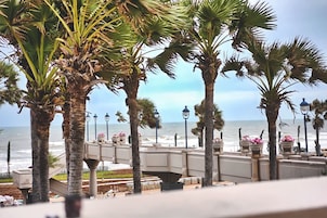 Einkaströnd, hvítur sandur, sólbekkir, sólhlífar