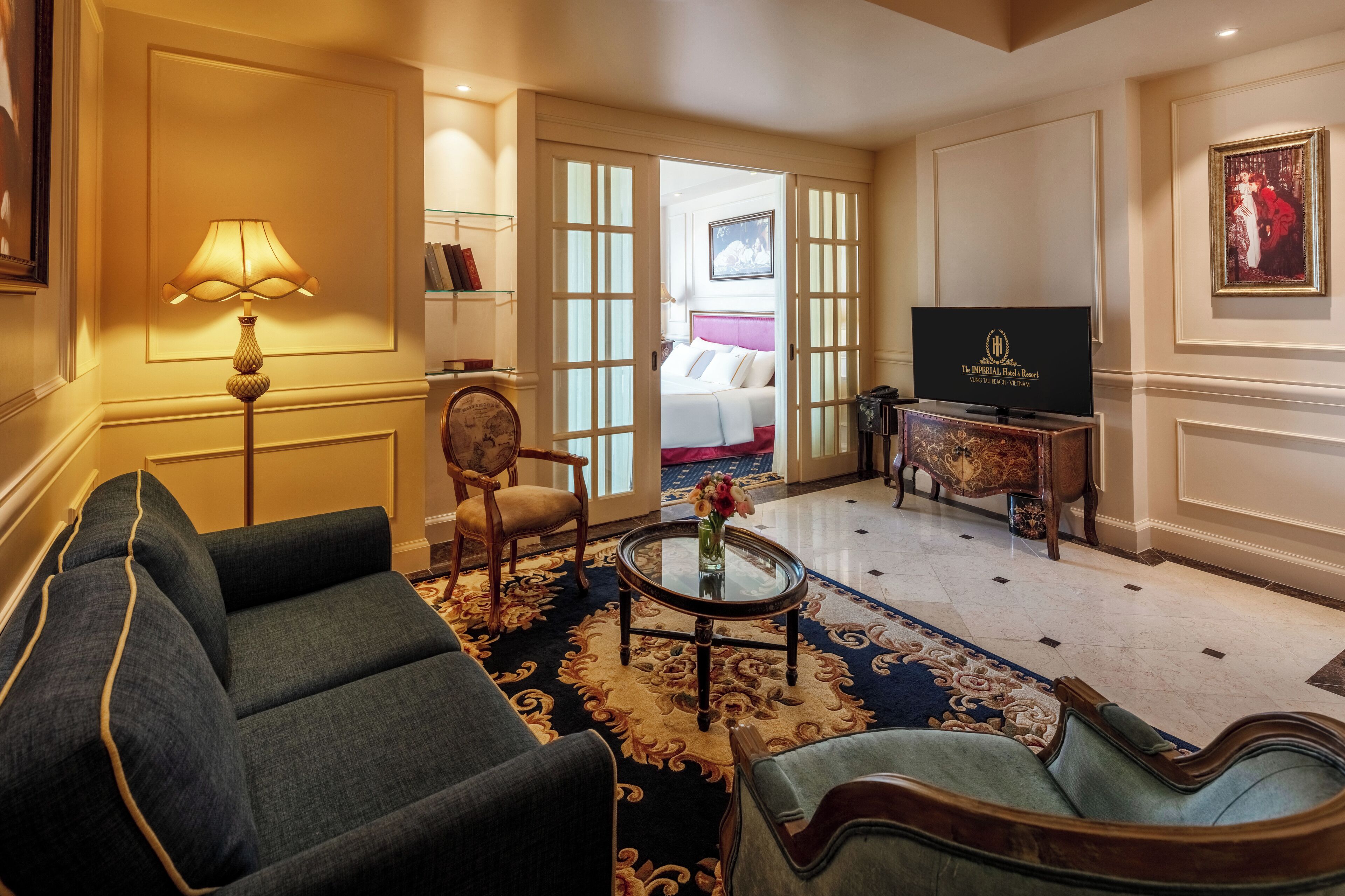 residence suite oceanview | living area | tv