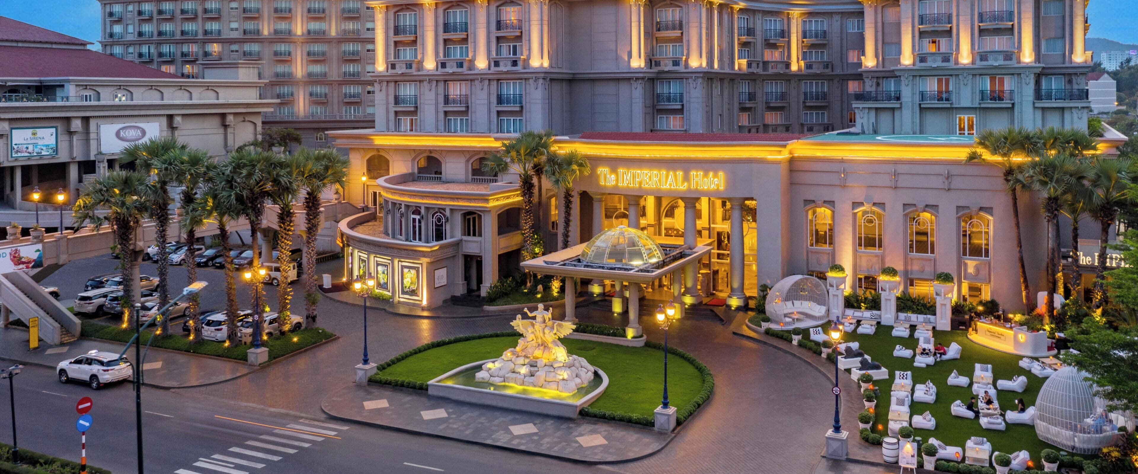 El Hotel Imperial, con una entrada imponente, una fuente y un jardín bien cuidado.