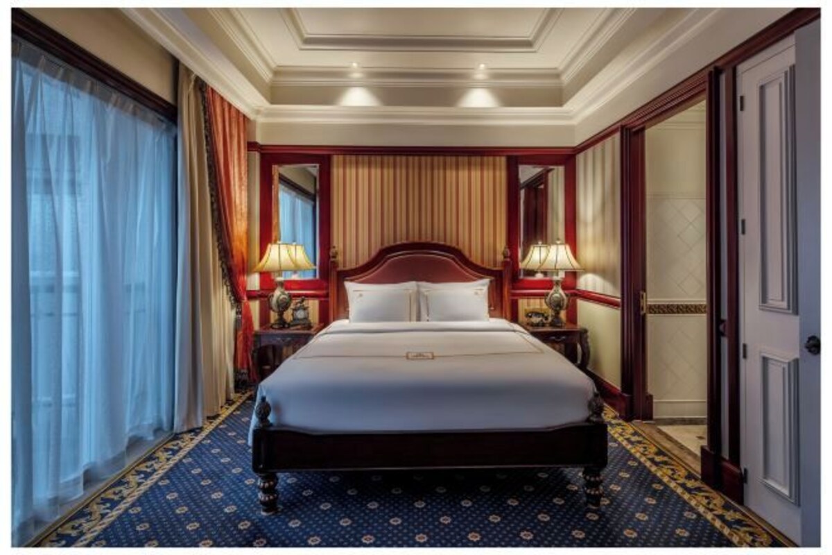 Premium bedding, pillowtop beds, minibar, in-room safe