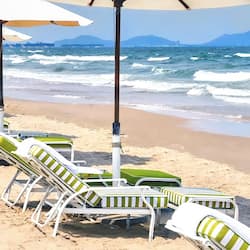 Privatstrand, weißer Sandstrand, Liegestühle, Sonnenschirme