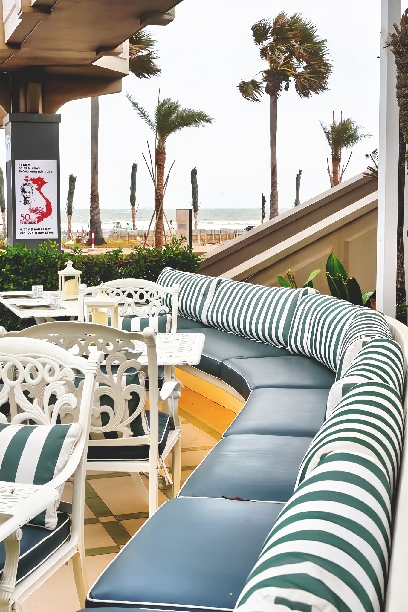 2 restaurants, breakfast served