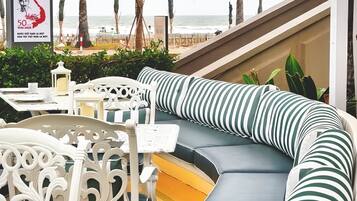 2 restaurants, breakfast served