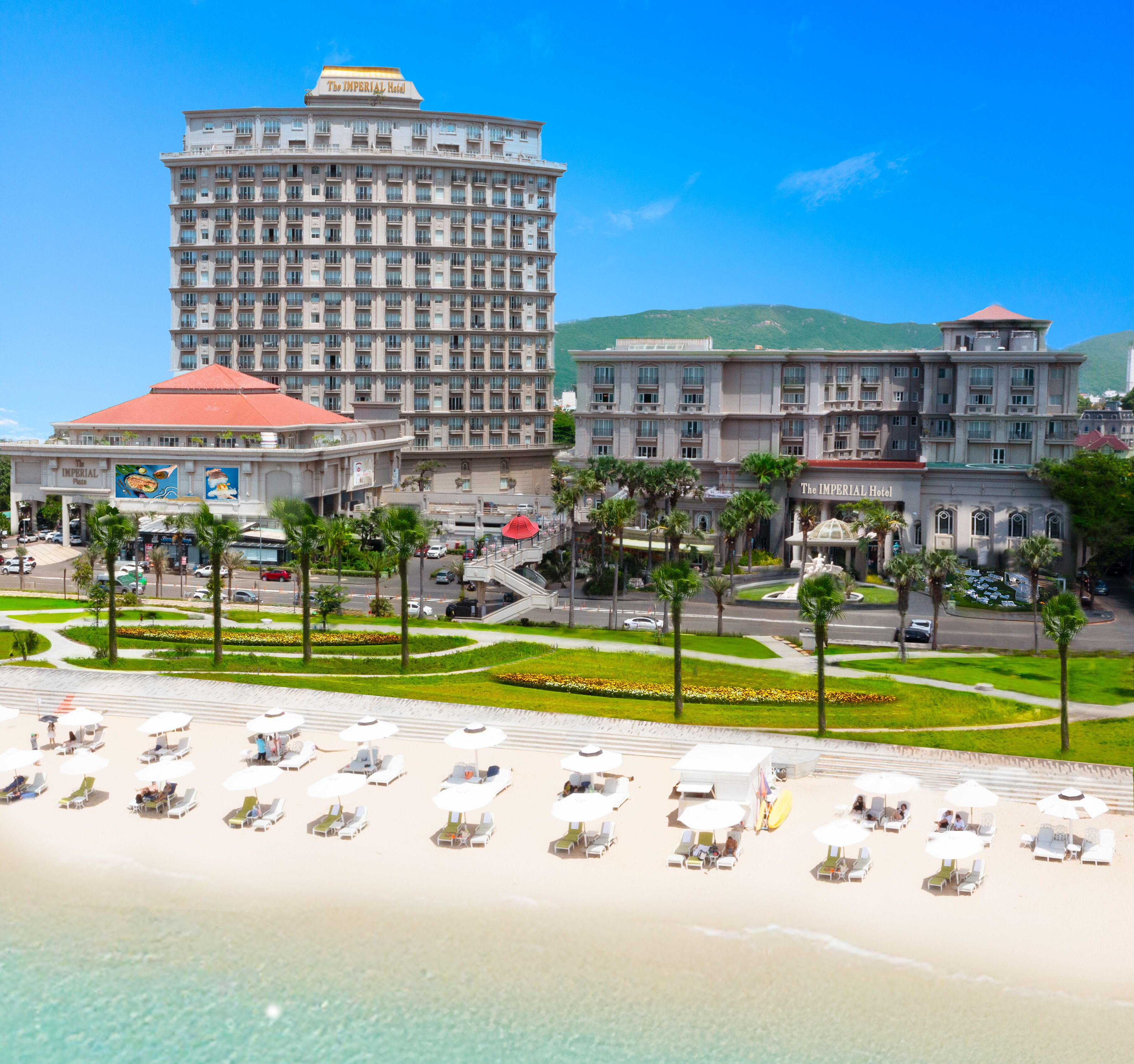 Playa privada, playa de arena blanca, camastros y sombrillas 