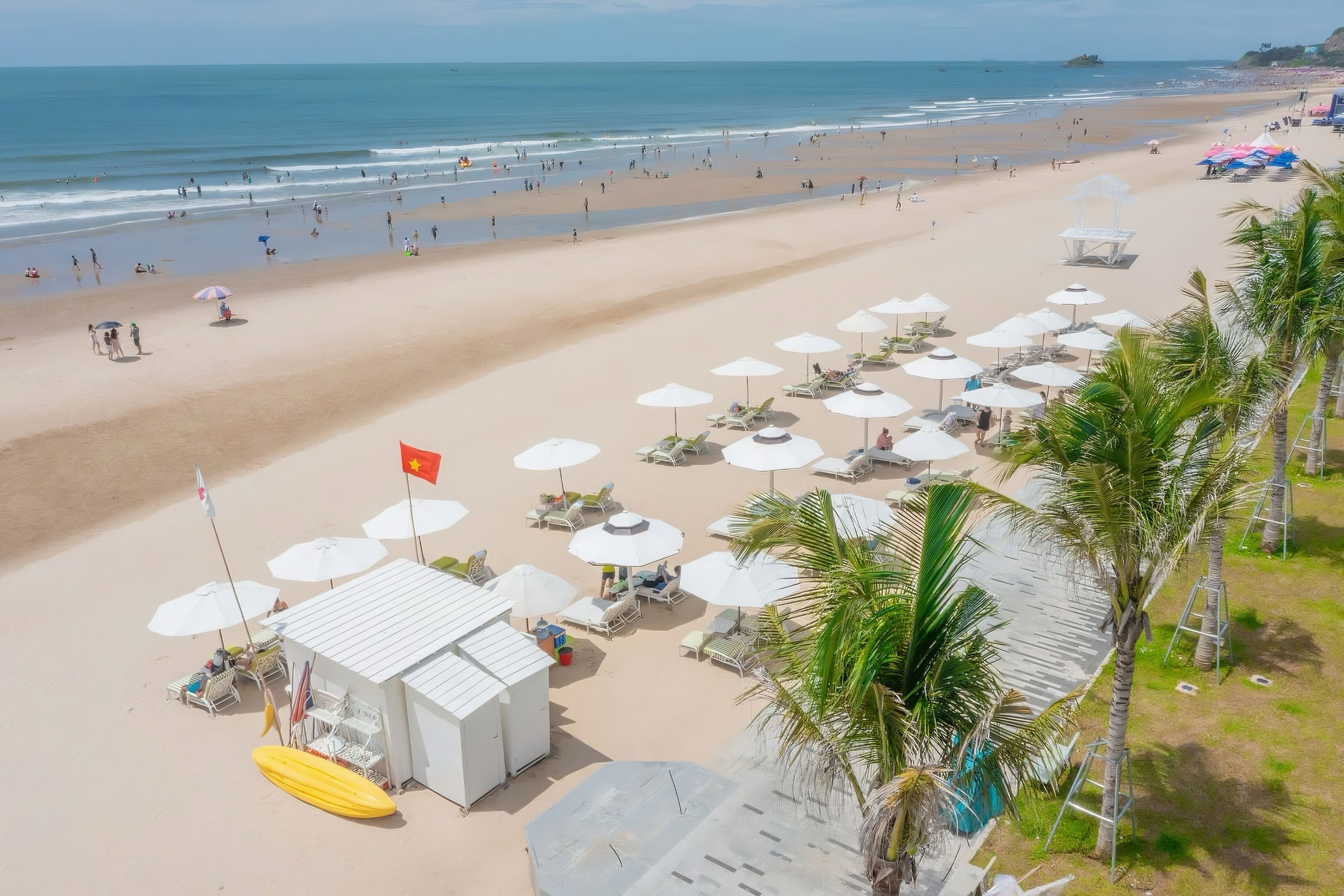 プライベートビーチ、白砂、サンラウンジャー、ビーチパラソル