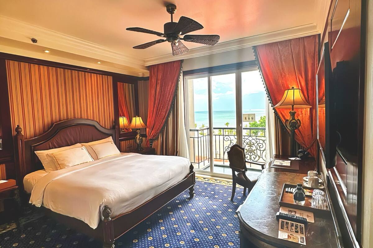 Heritage Deluxe King Oceanview | 1 bedroom, premium bedding, pillowtop beds, minibar