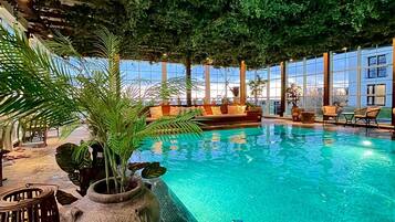 2 piscinas internas, 3 piscinas externas, guarda-sóis, espreguiçadeiras