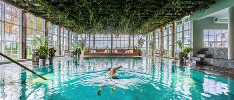 2 piscines couvertes, 3 piscines extérieures, parasols de plage