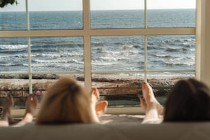 Salas de tratamiento para parejas, un sauna, una bañera de hidromasaje