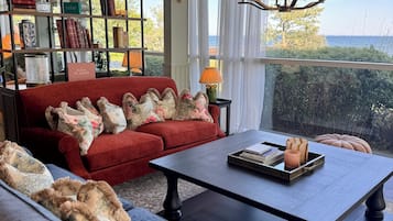 3 restaurants, breakfast served