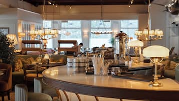 3 restaurants; breakfast, lunch, and dinner served