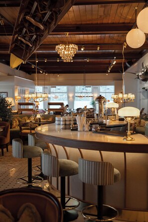 3 restaurants; breakfast, lunch, and dinner served