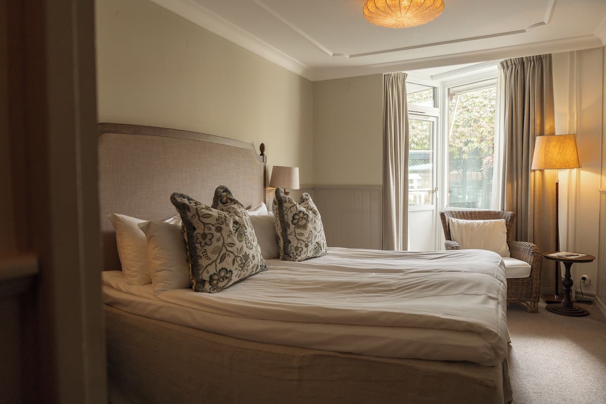 Double Room | Minibar, iron/ironing board, free WiFi, bed sheets