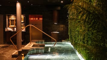 Salas de tratamiento para parejas, sauna y tina de hidromasaje