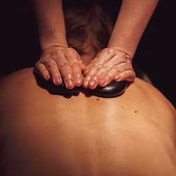 Salas de tratamiento para parejas, sauna y tina de hidromasaje