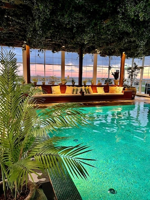 2 binnenzwembaden, 3 buitenzwembaden en parasols bij het zwembad