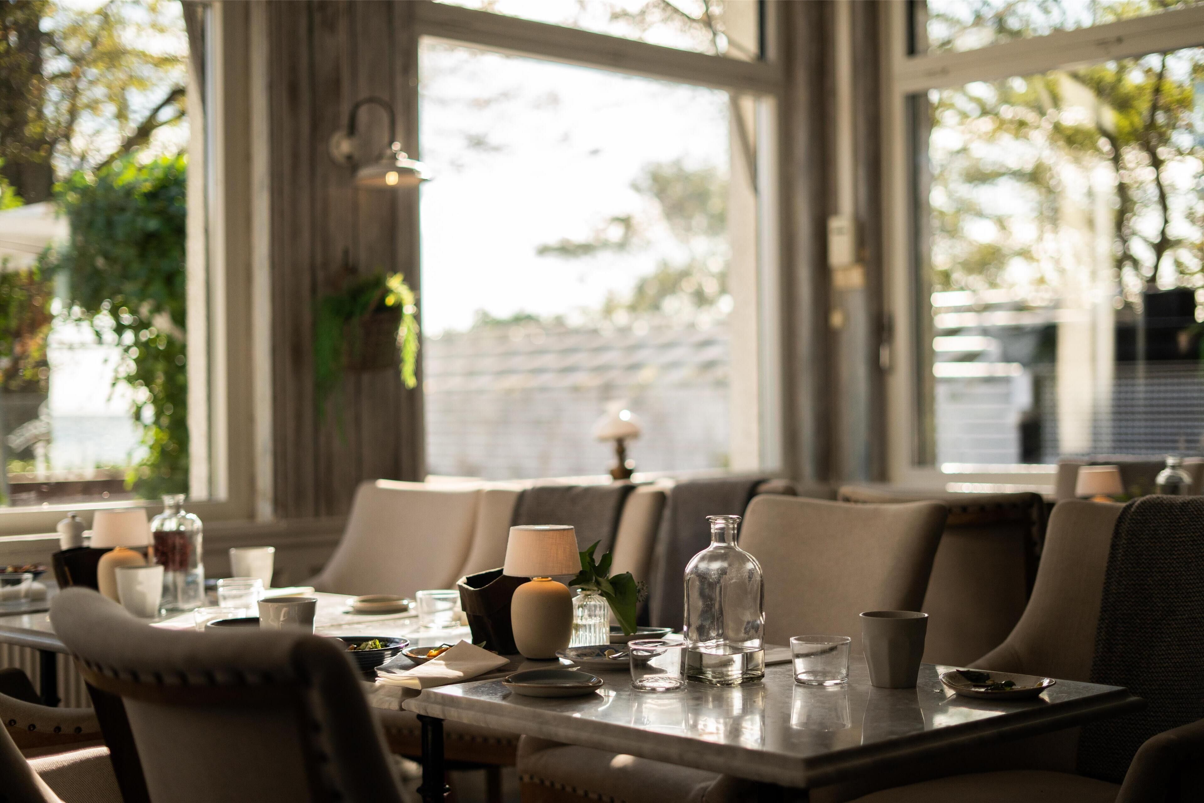 3 restaurants, breakfast served