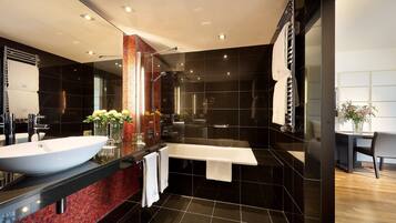 Peralatan tempat tidur hipoalergenik, bar mini, peti besi dalam bilik