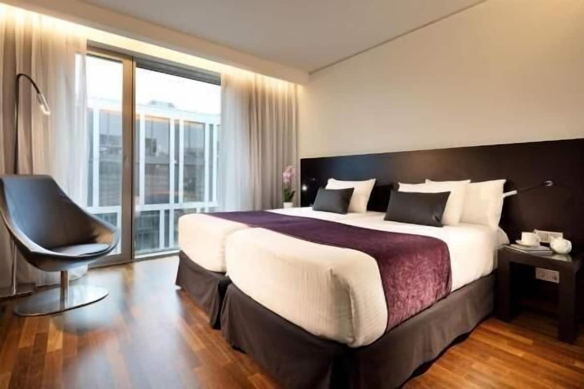 Hypo-allergenic bedding, minibar, in-room safe, desk