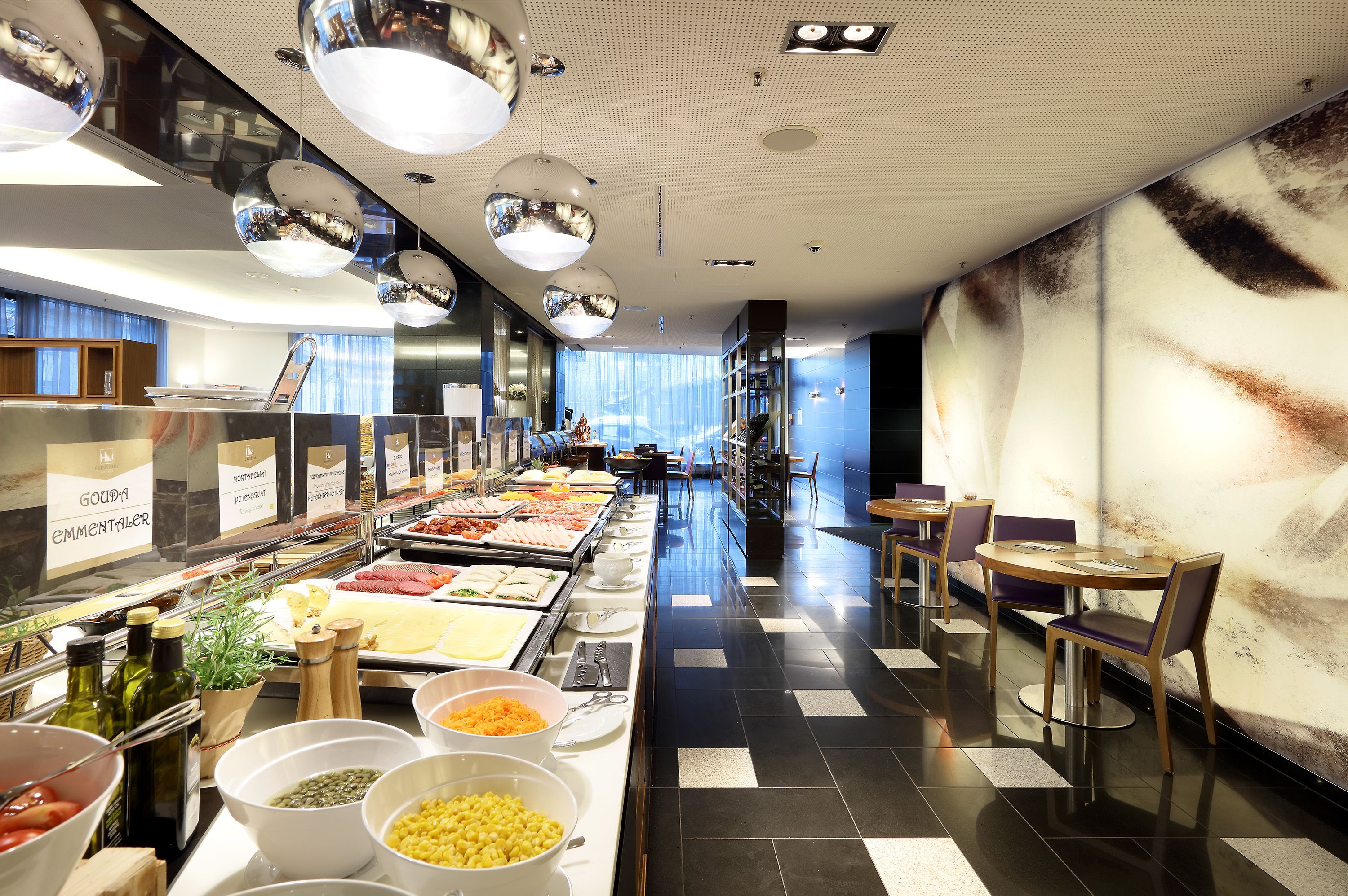 بوفيه فطور يوميًا بتكلفة قدرها (20 EUR للشخص)