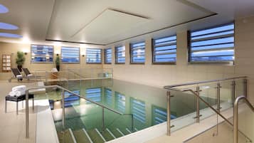 Piscine couverte, chaises longues