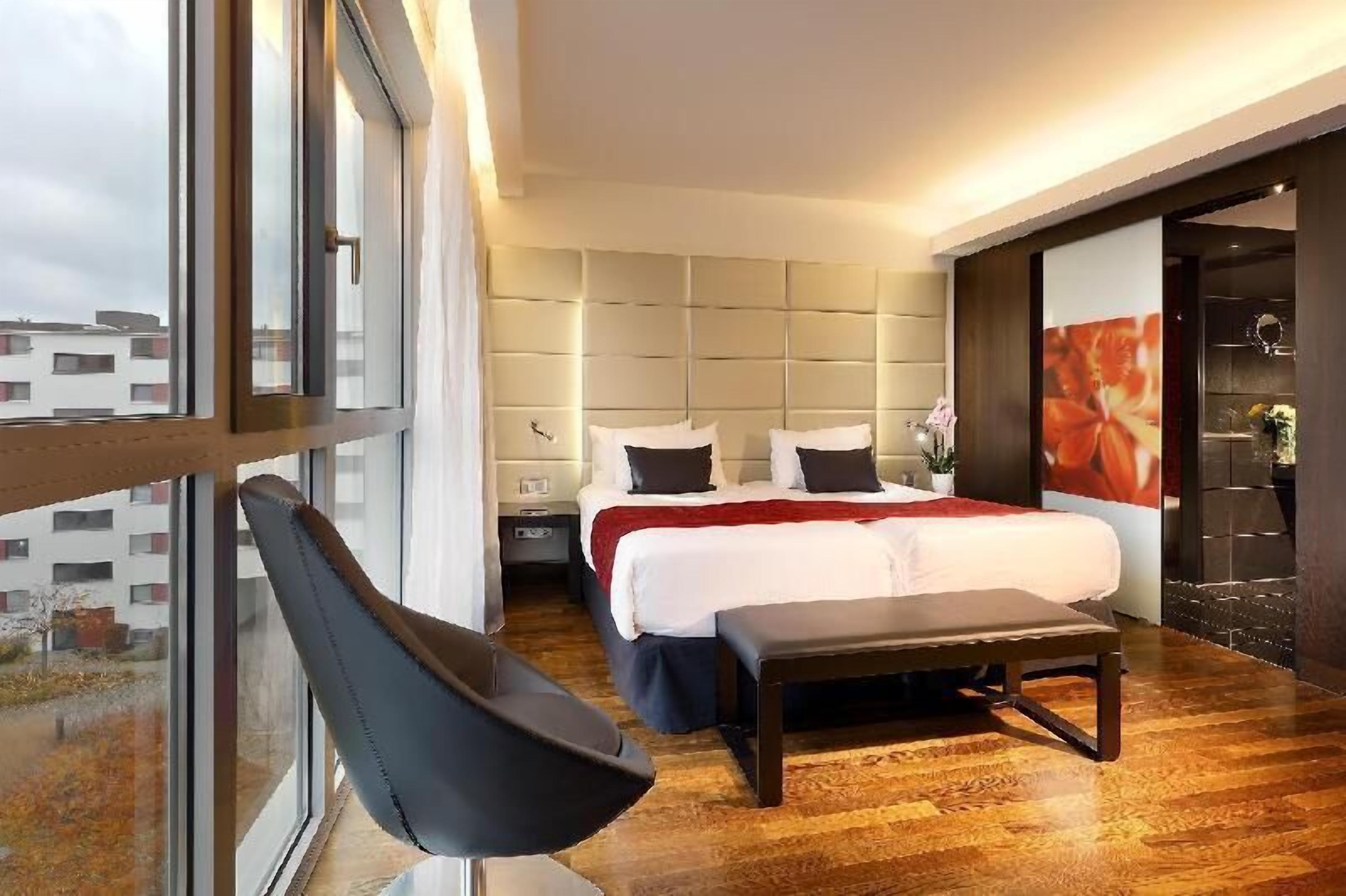 Hypo-allergenic bedding, minibar, in-room safe, desk