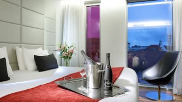 Allergikerbettwaren, Minibar, Zimmersafe, Schreibtisch