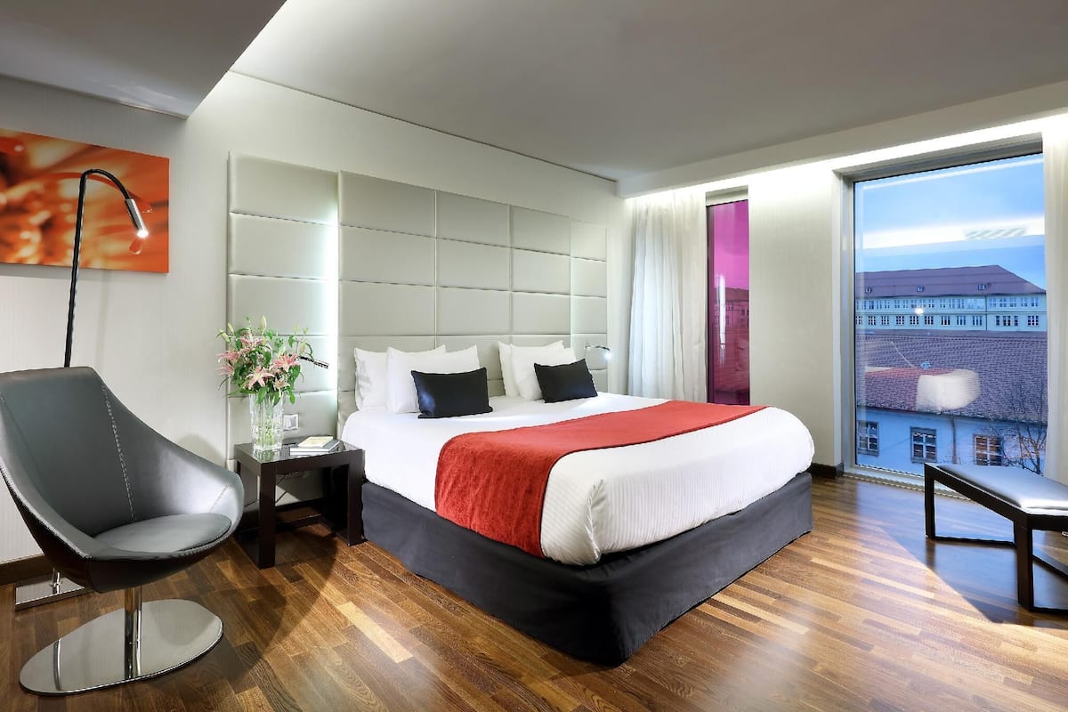 Hypo-allergenic bedding, minibar, in-room safe, desk