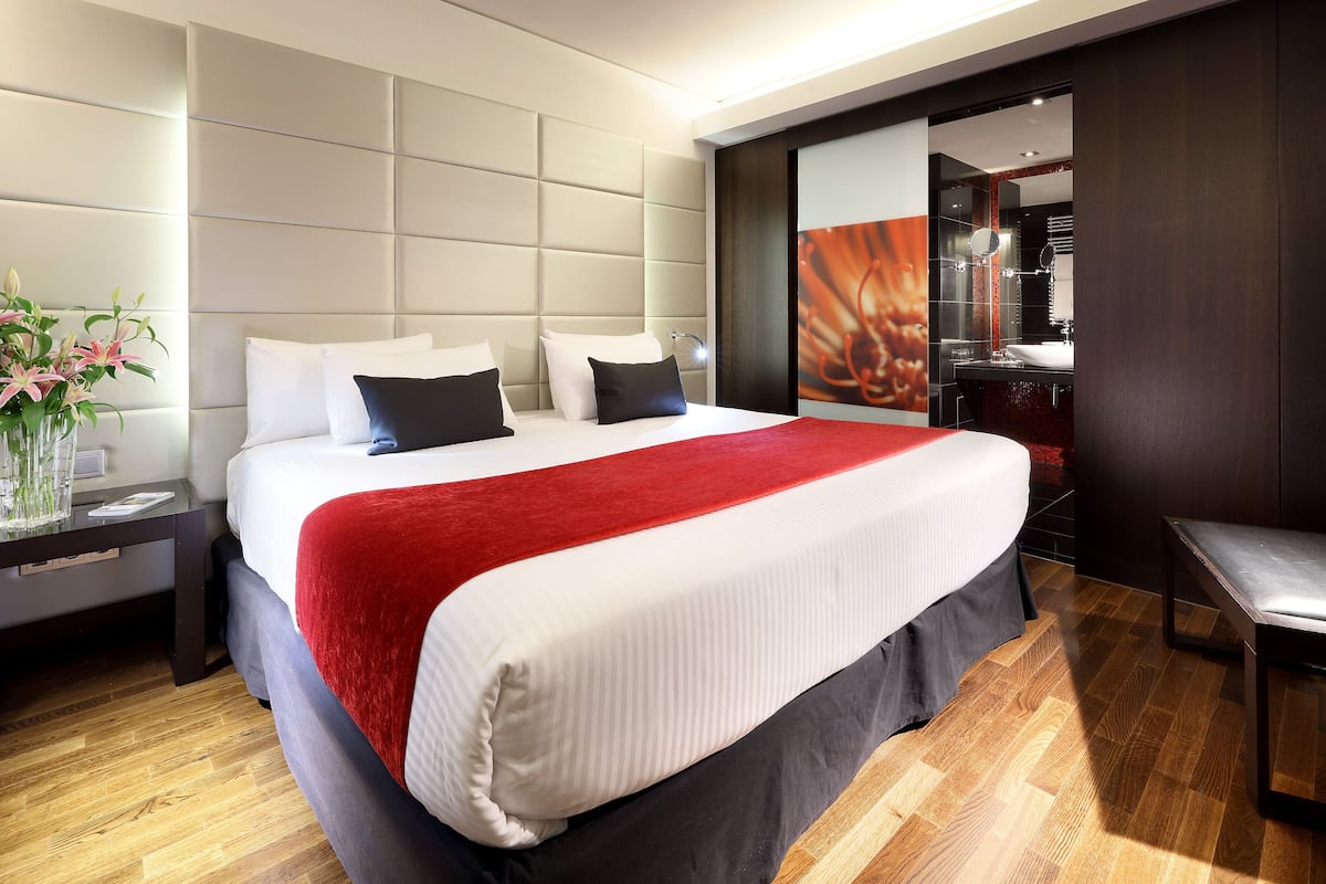 Hypo-allergenic bedding, minibar, in-room safe, desk