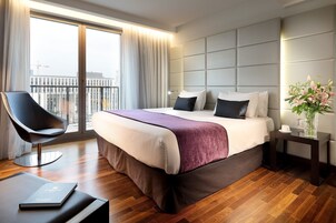 Ropa de cama hipoalergénica, minibar, caja fuerte y escritorio