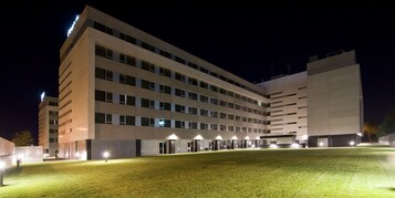 Majoituspaikan julkisivu illalla/yöllä