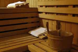 Sauna, hot tub, steam room