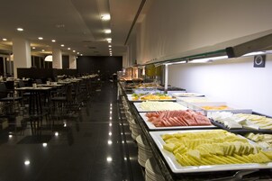 Päivittäinen mannermainen aamiainen (18 EUR per henkilö)