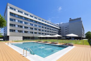 Seasonal outdoor pool, pool umbrellas, sun loungers