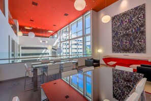 Una televisión LCD, Netflix, películas de pago, servicios de streaming