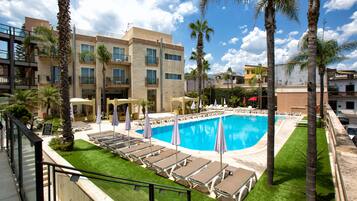 Outdoor pool, sun loungers