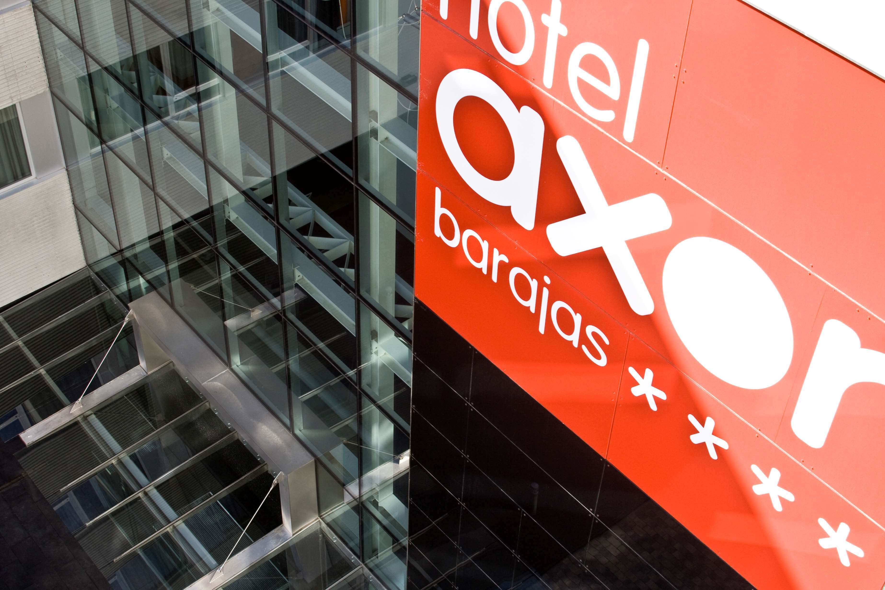 Ein Hotelschild mit dem Schriftzug "axor" und "barajas".
