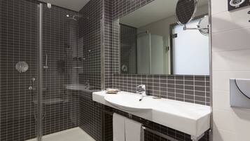Triple Room | Bathroom | Designer toiletries, hair dryer, bathrobes, towels