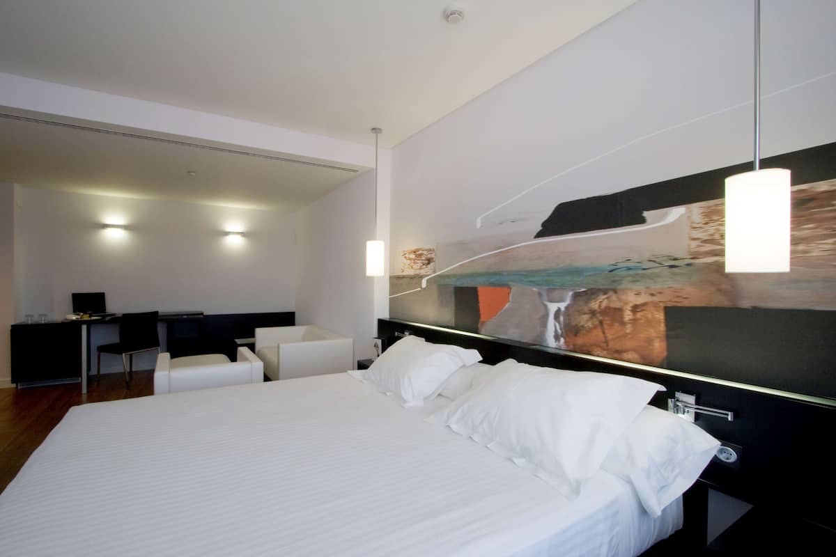 Ropa de cama de alta calidad y minibar