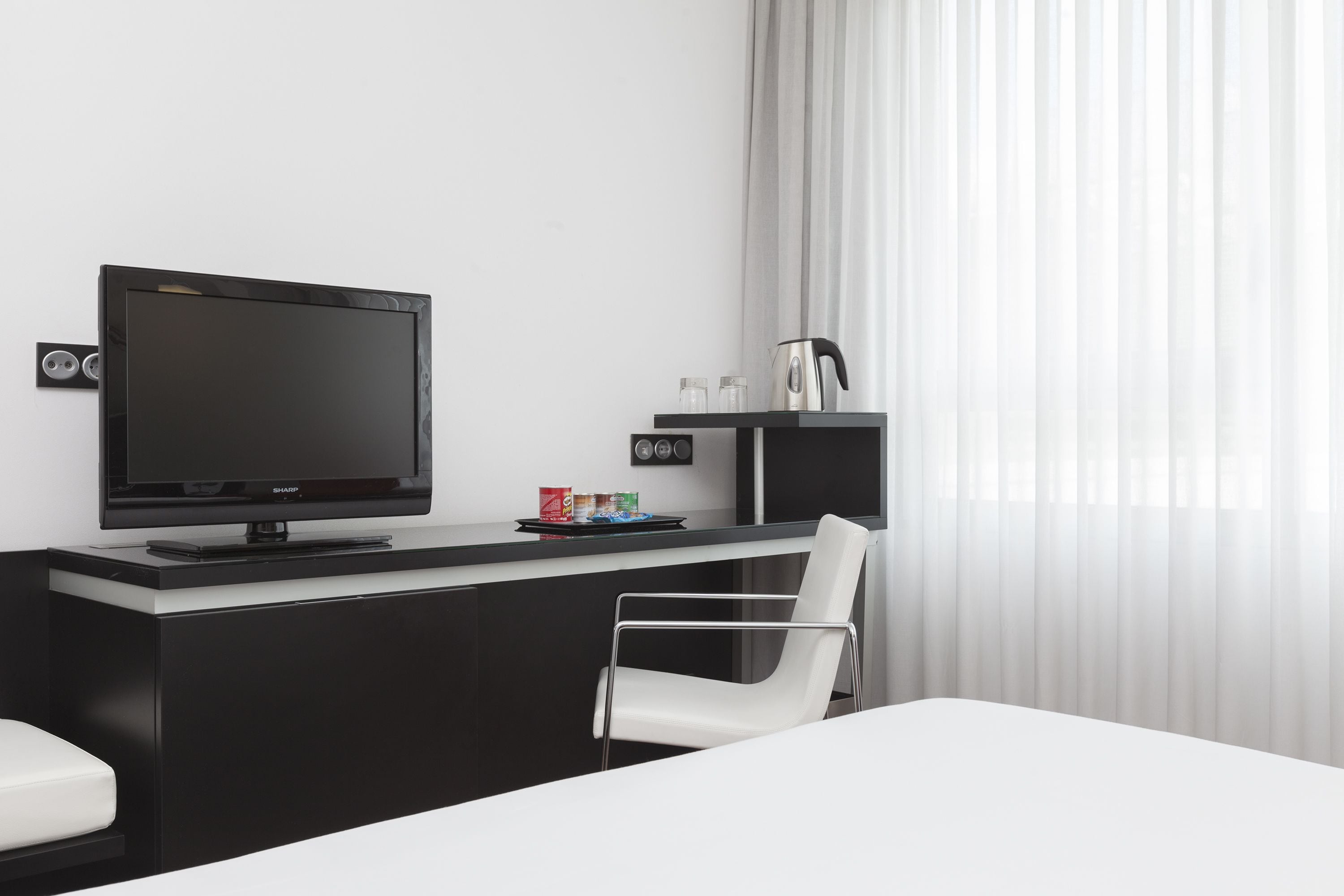 single room | premium bedding, minibar, in-room safe, desk