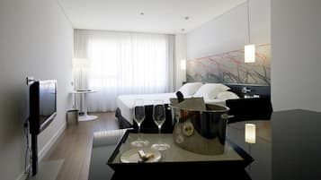 Romantic Room, Garden View | Premium bedding, minibar, in-room safe, desk