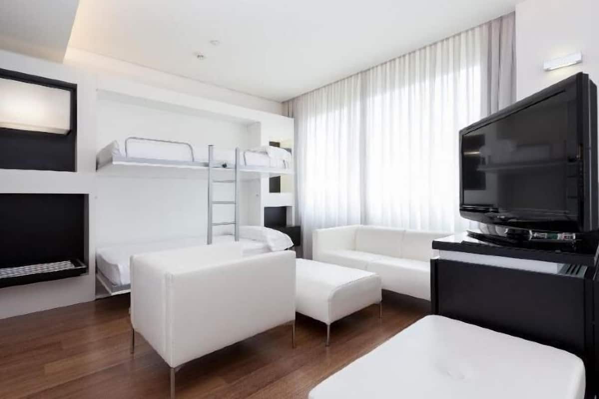 Hochwertige Bettwaren, Minibar, Zimmersafe, Schreibtisch