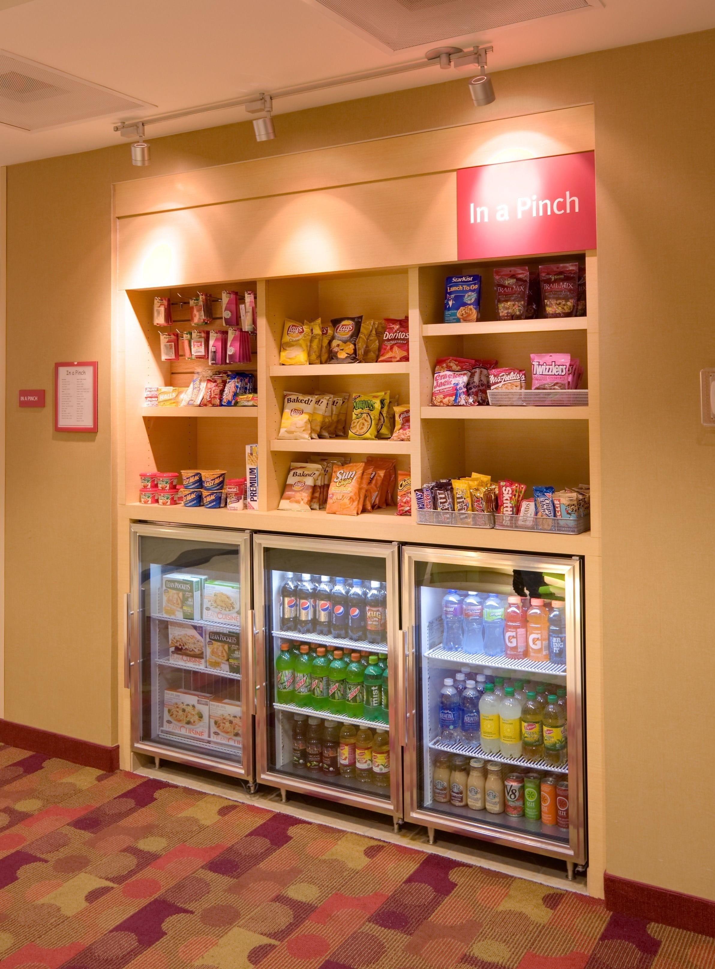 Un espace équipé de distributeurs automatiques proposant des collations et des boissons.