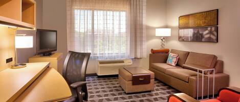 Suíte, 1 quarto | Área de estar | TV LCD 32 polegadas com canais a cabo, TV