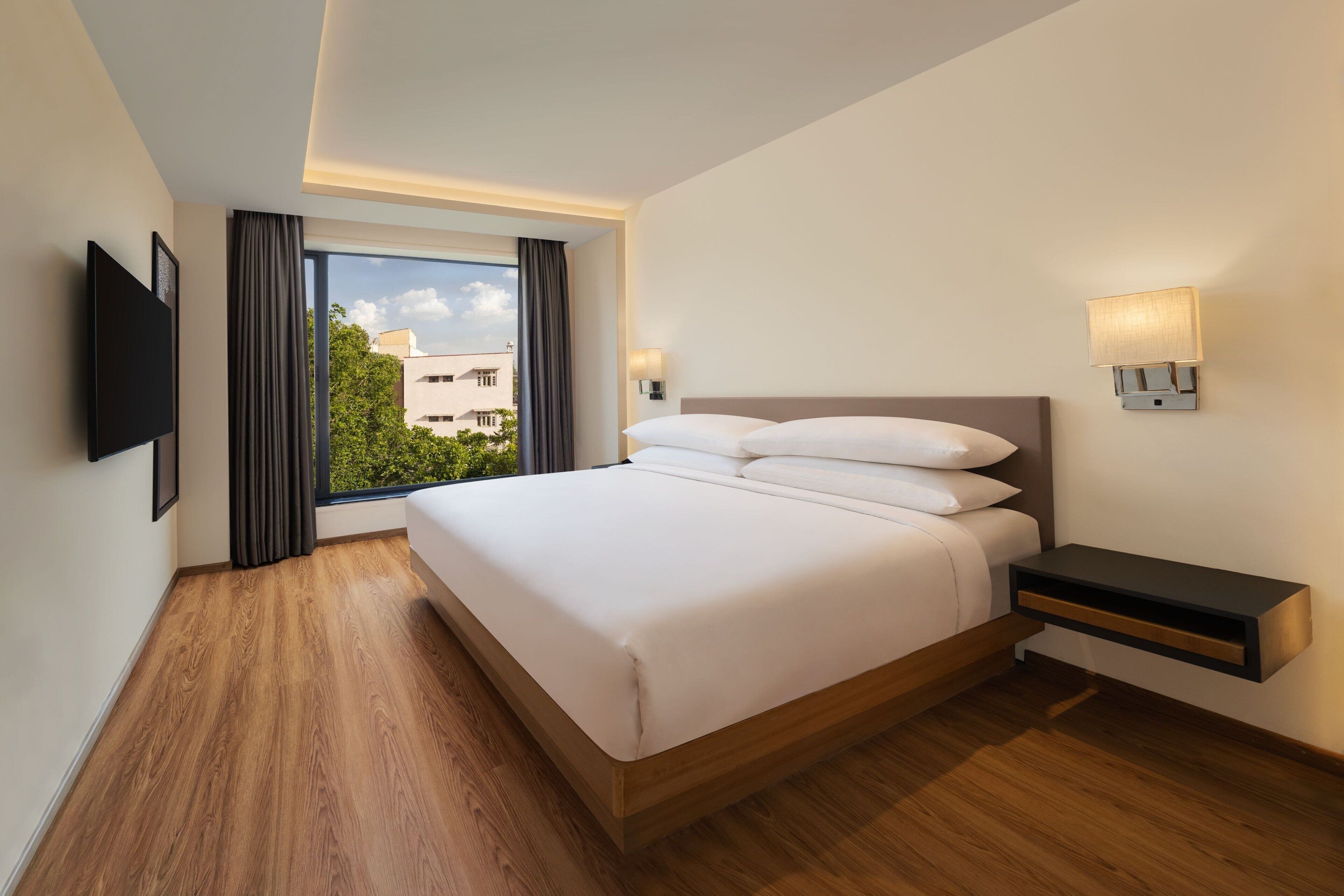 Ropa de cama de alta calidad, minibar, caja fuerte y escritorio