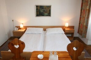 Standard Double Room, 2 Double Beds | In-room safe, individually decorated, individually furnished - Hotel Terminus Vienna (Vienna)