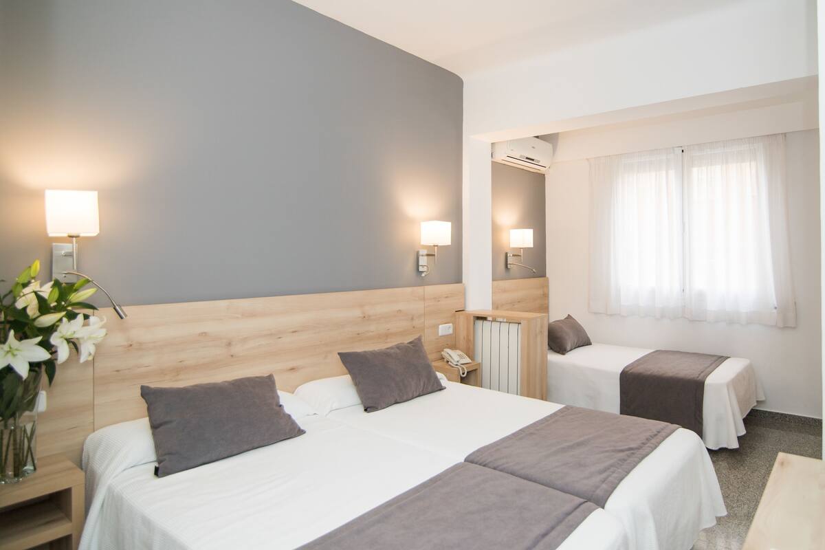 Een kluis op de kamer, een bureau, gratis wifi, beddengoed