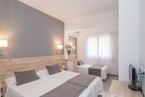 Triple Room | In-room safe, desk, free WiFi, bed sheets - Hotel Abelay (Palma de Mallorca)