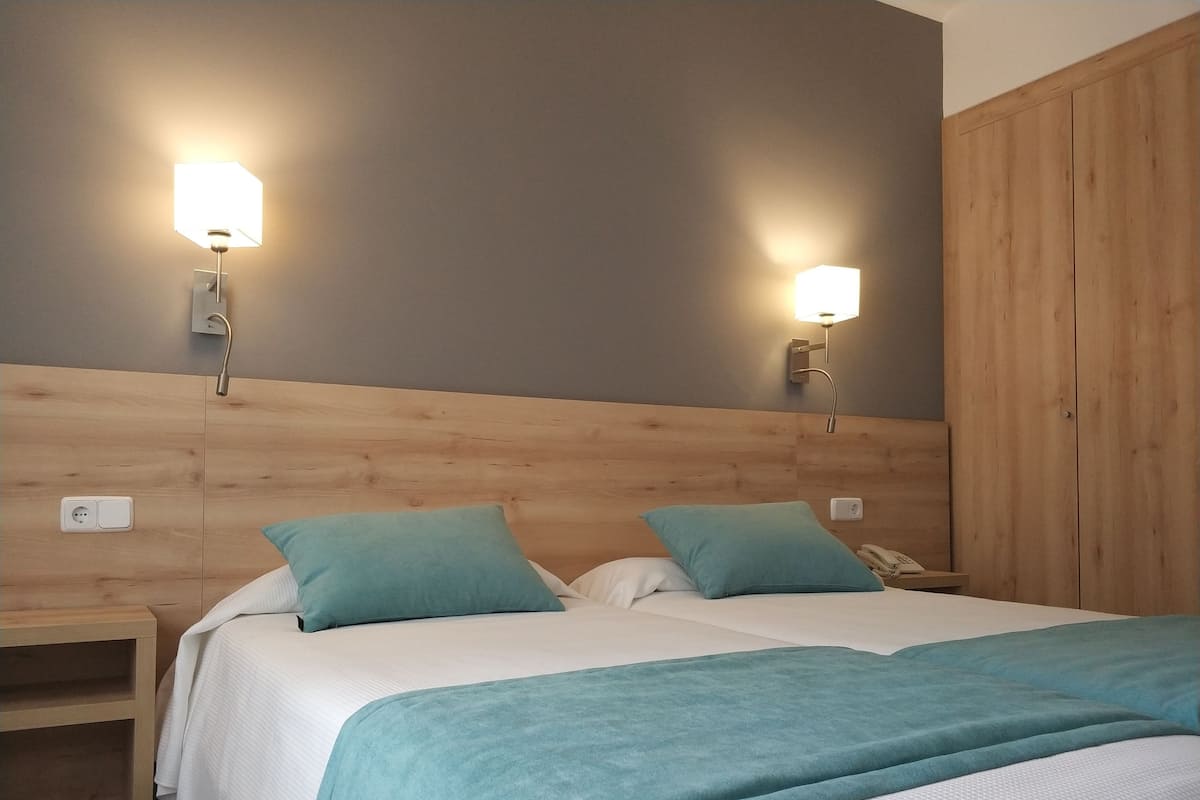 Een kluis op de kamer, een bureau, gratis wifi, beddengoed